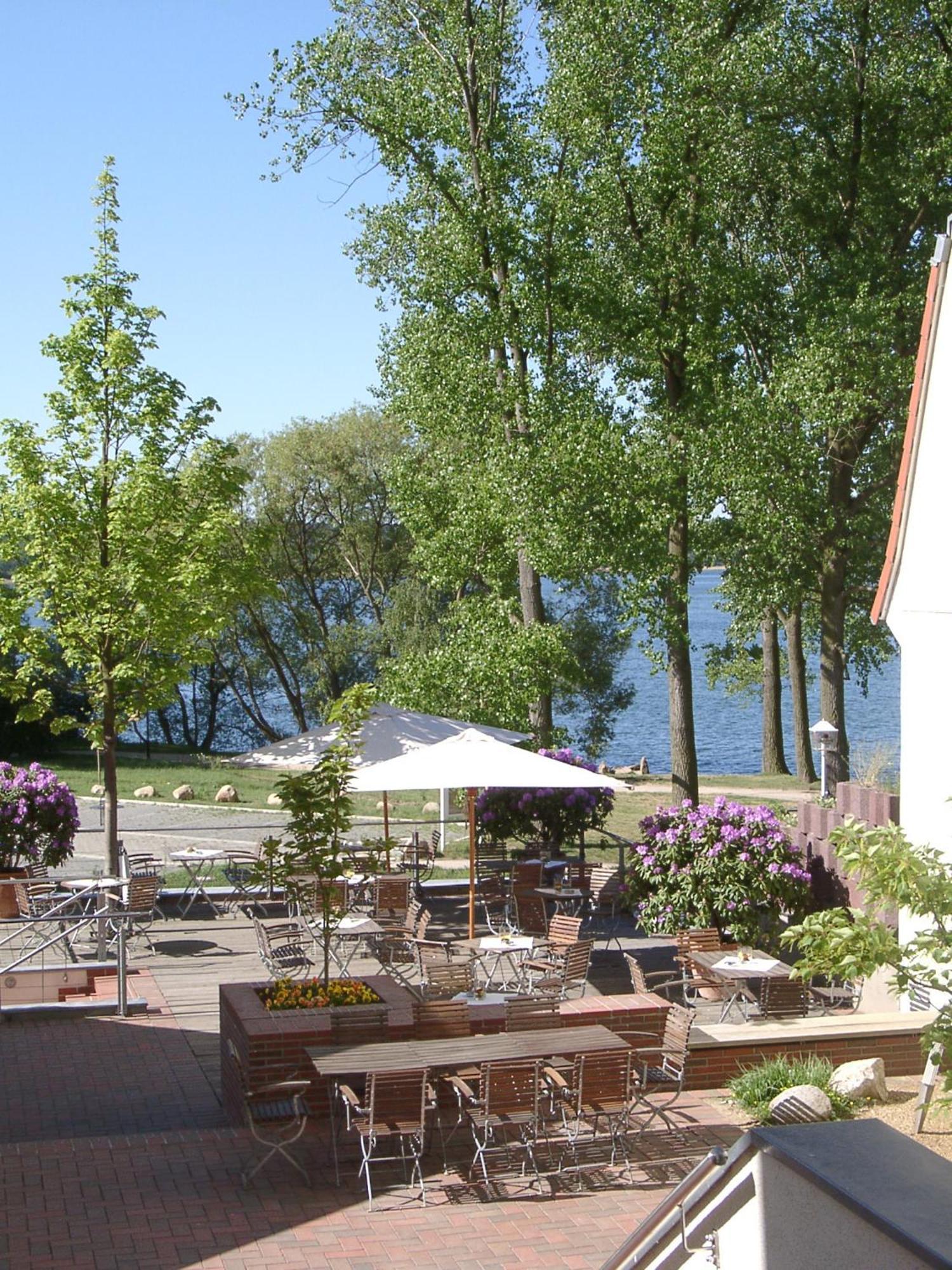 Hotel Kleines Meer Waren  Buitenkant foto